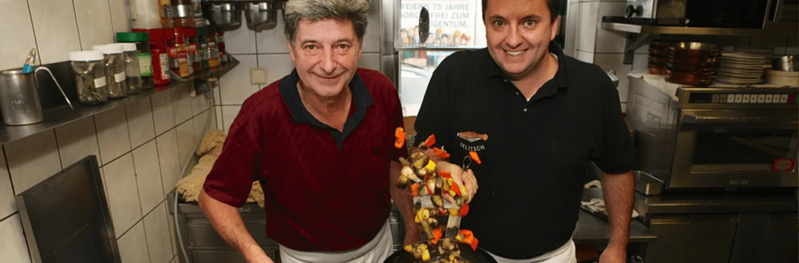 Vater und Sohn Selitsch in der Küche